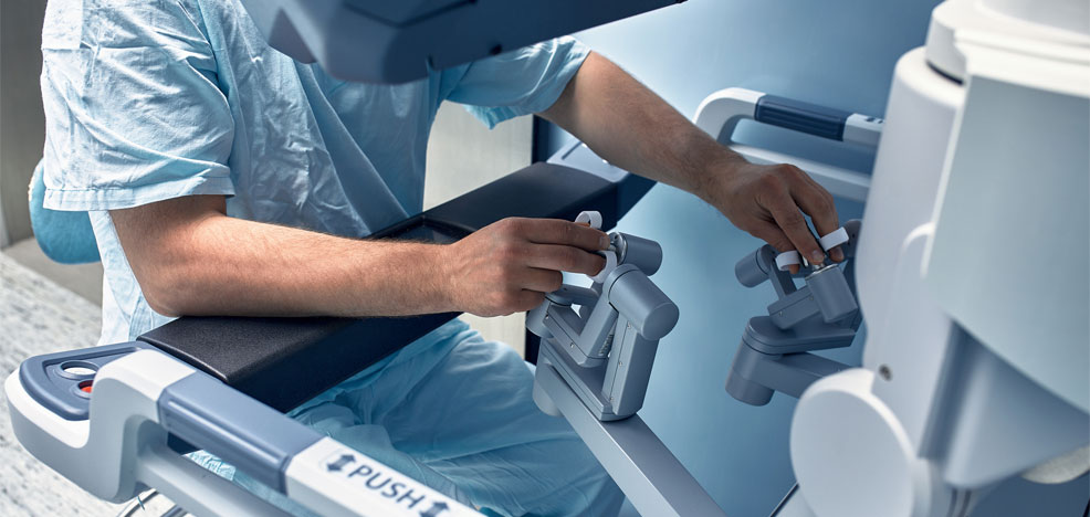 Surgeon operating the da Vinci robot
