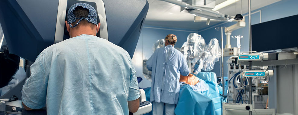 Surgeon operating the da Vinci robot