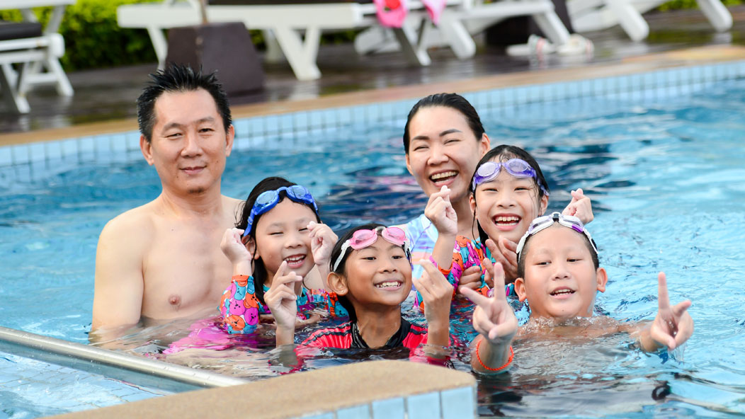 Faimily of 6 enjoying some time at the pool