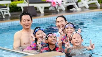 Faimily of 6 enjoying some time at the pool