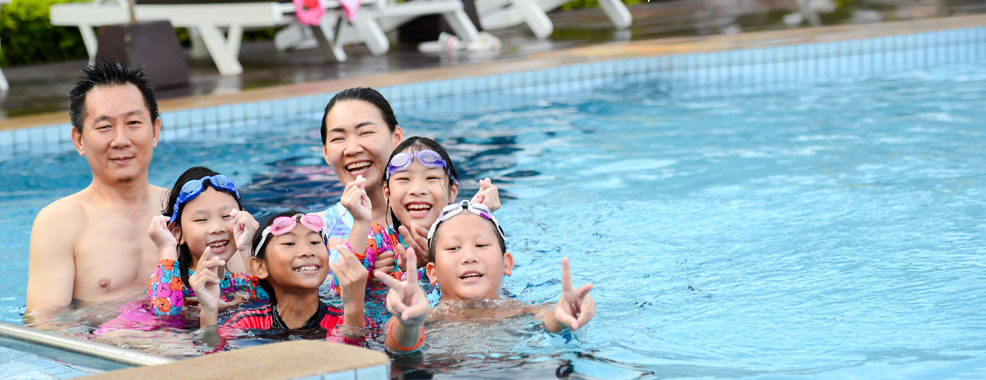Family of 6 enjoying some time at the pool