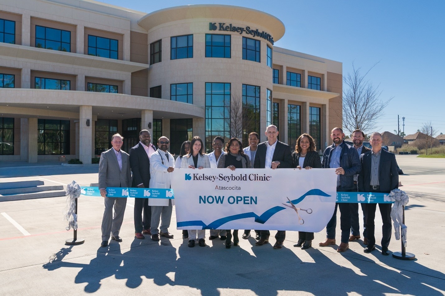 Kelsey-Seybold Clinic leadership welcomed leaders from the Atascocita community to a ribbon cutting