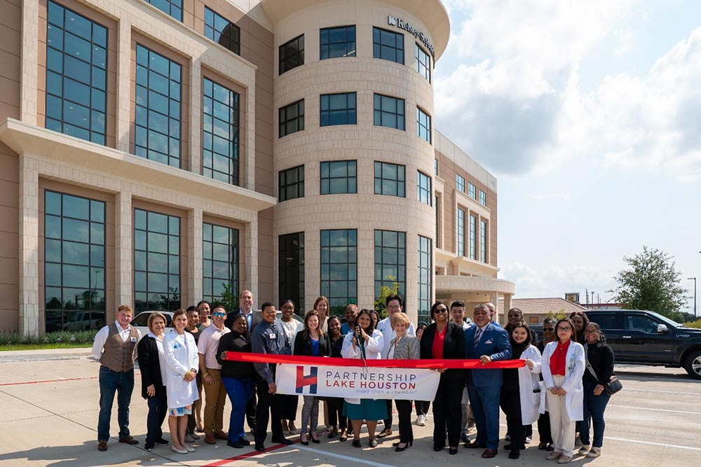 Image of physicians and local officials standing in front of the Kelsey-Seybold Lake Houston Campus Building B